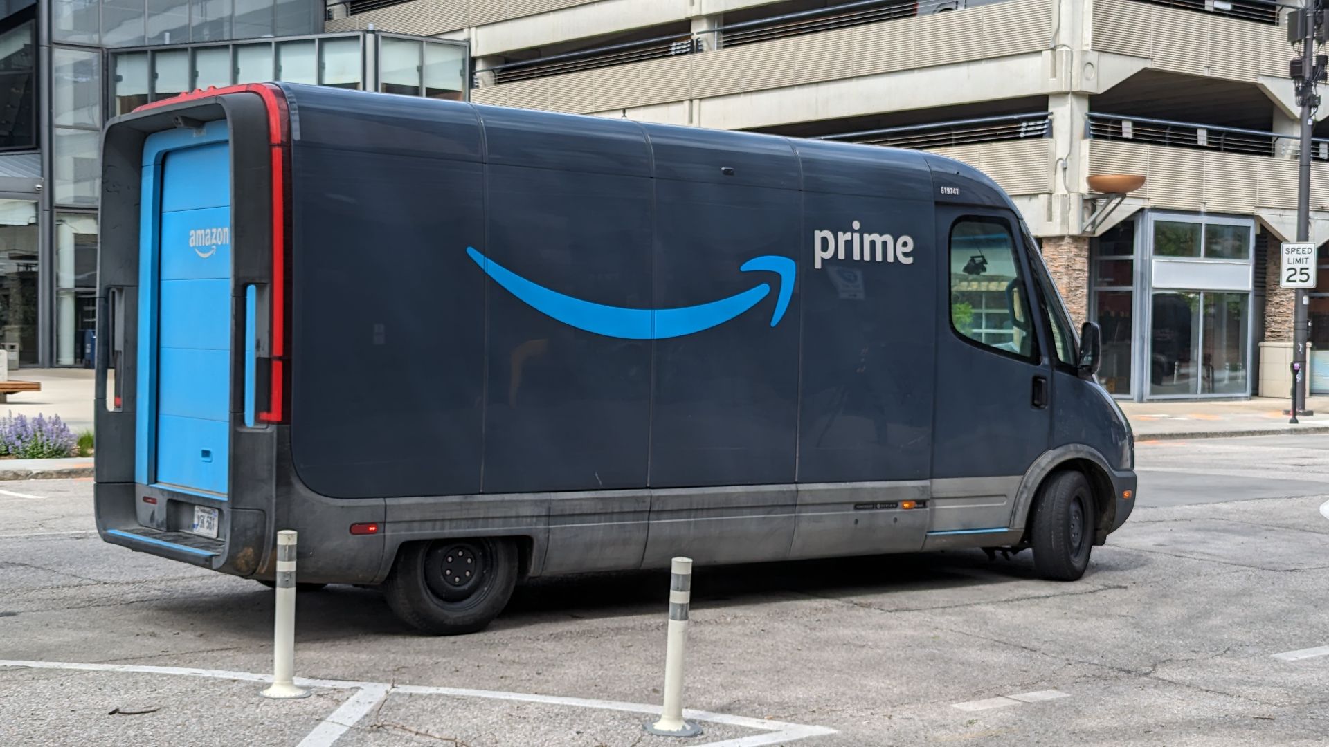 File:Rivian EDV-700 in downtown Omaha.jpg