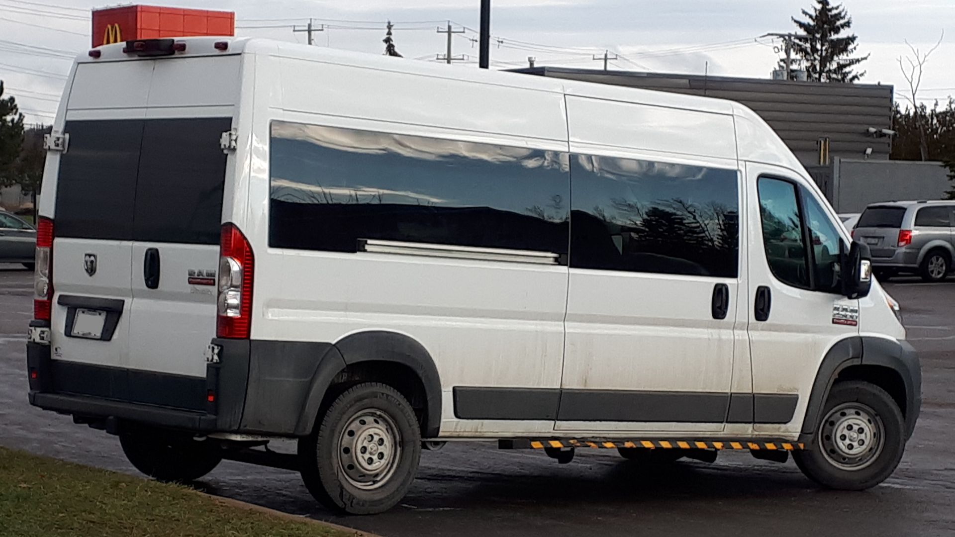 File:Ram Promaster 2500 Window Van 11-25-2019.jpg