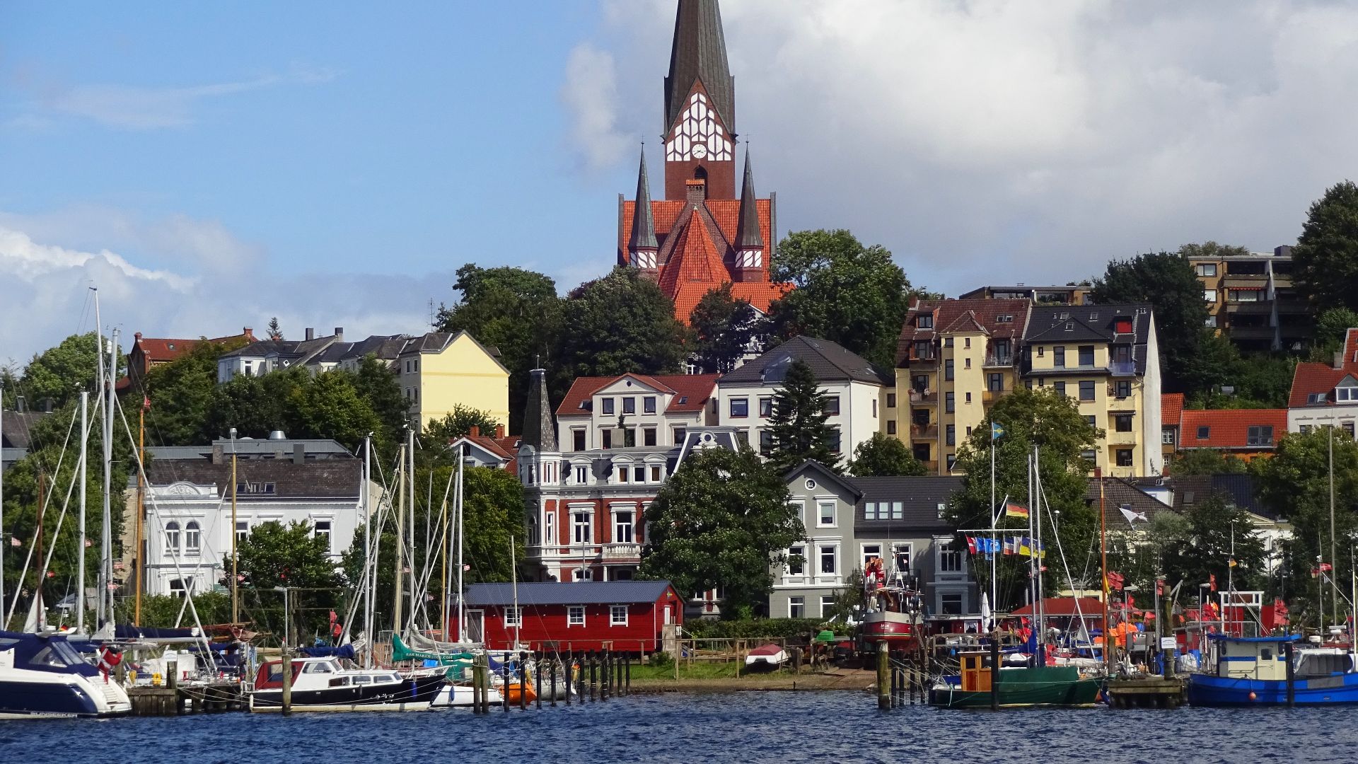 File:Flensburger Hafen Ostufer mit St. Jürgen-Kirche .JPG