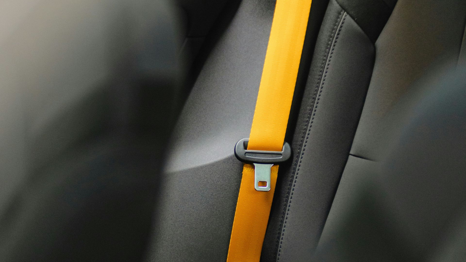 a car seat with a yellow strip on it