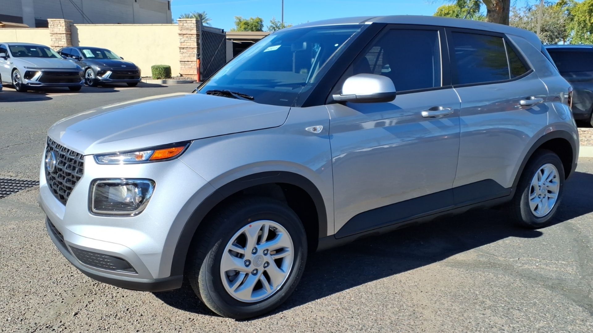 File:26 Hyundai Venue SE.jpg