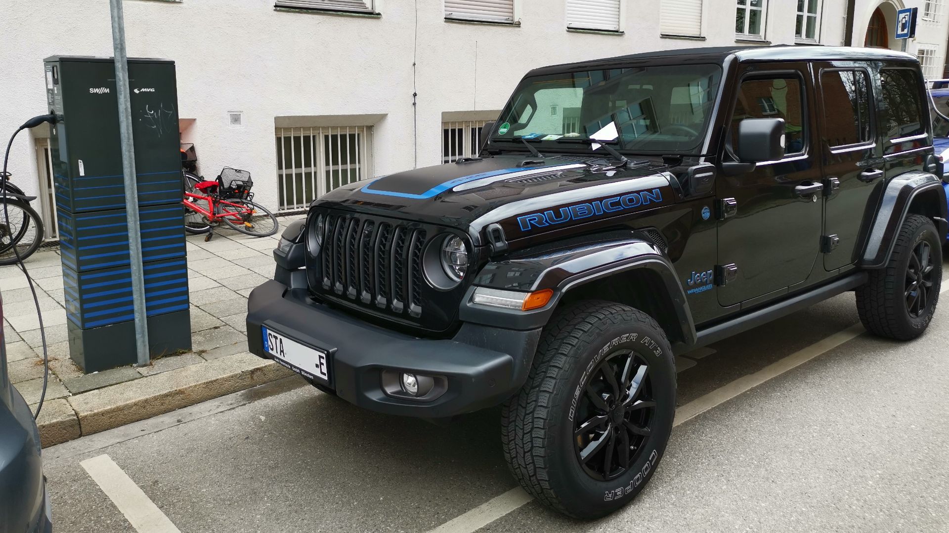 File:Jeep Wrangler Plug-In Hybrid blockiert Ladesäule Mariahilfplatz München.jpg