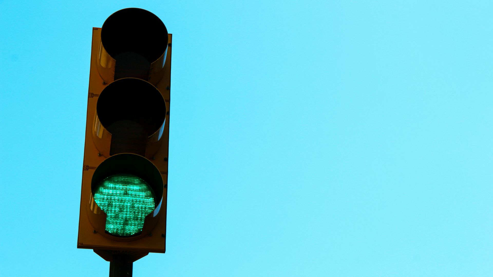 a traffic light with a green light on it