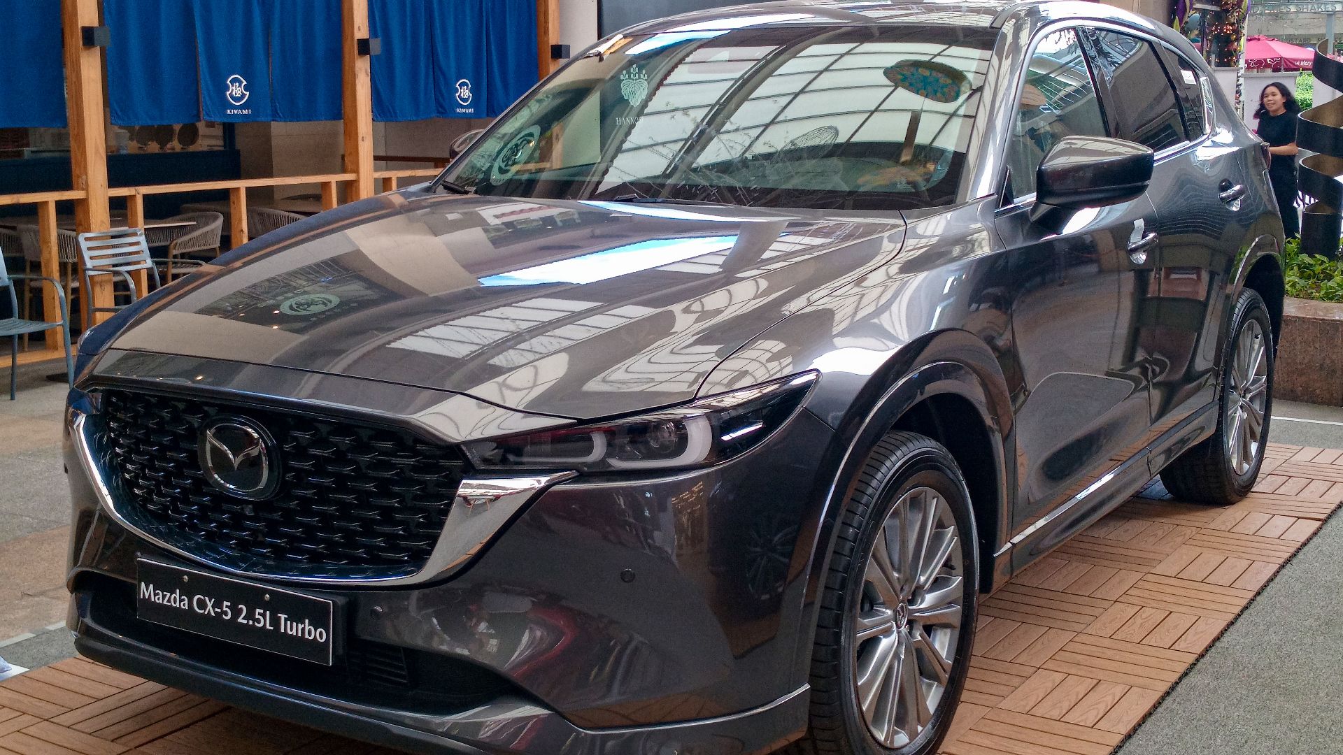 File:2025 Mazda CX-5 2.5 Skyactiv AWD Turbo in Machine Gray, front left.jpg