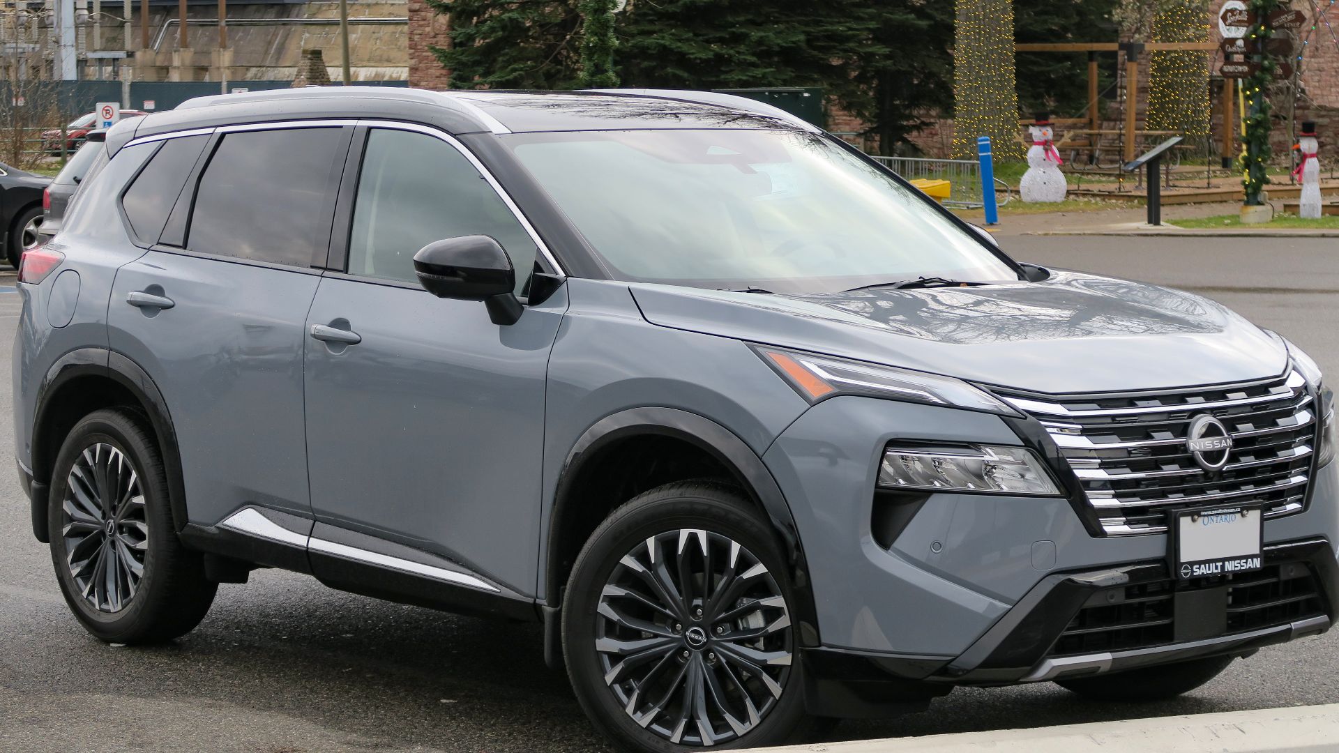 File:2026 Nissan Rogue Platinum in Two-Tone Boulder Grey, front right, 2025-11-21.jpg
