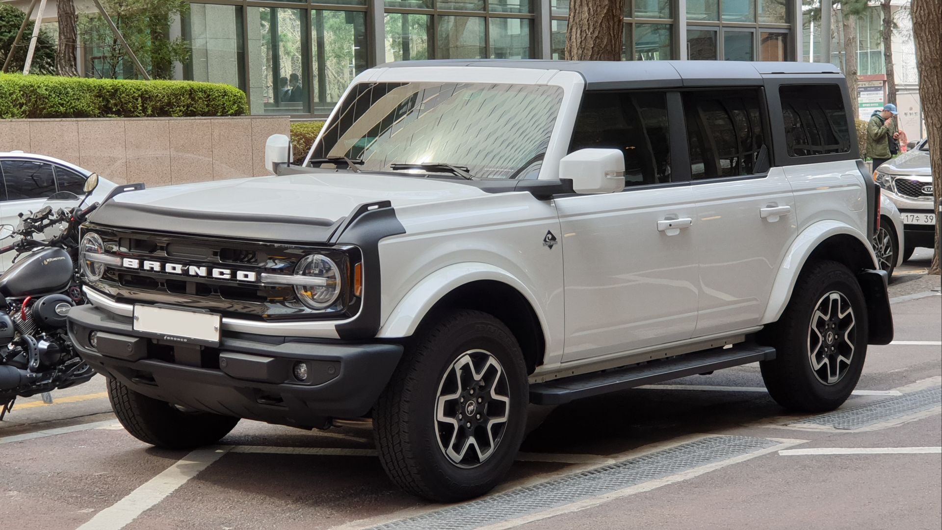 File:Ford Bronco 2.7L V6 Ecoboost Outer Banks U725 Oxford White (1).jpg