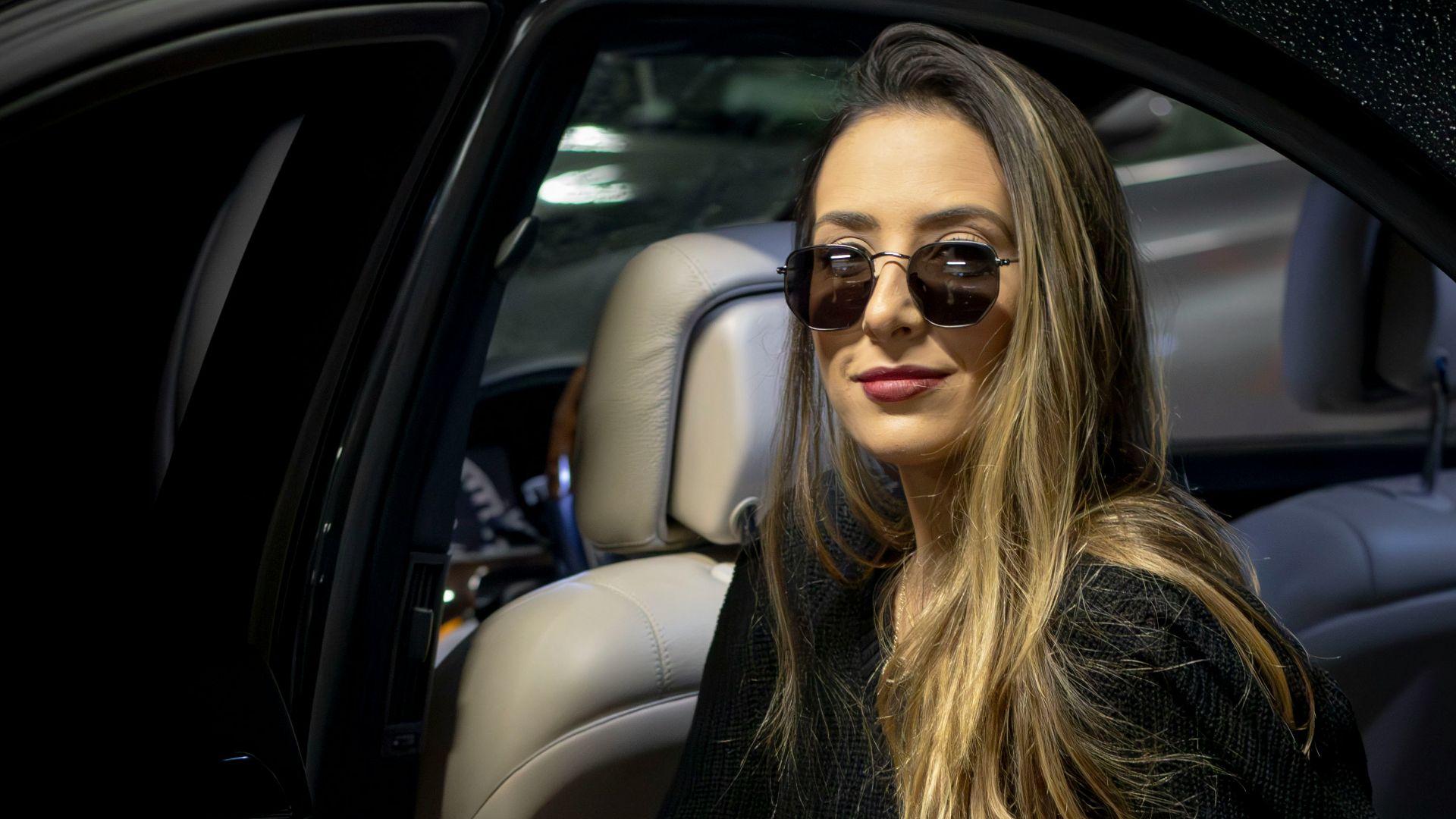 a woman sitting in the back of a car