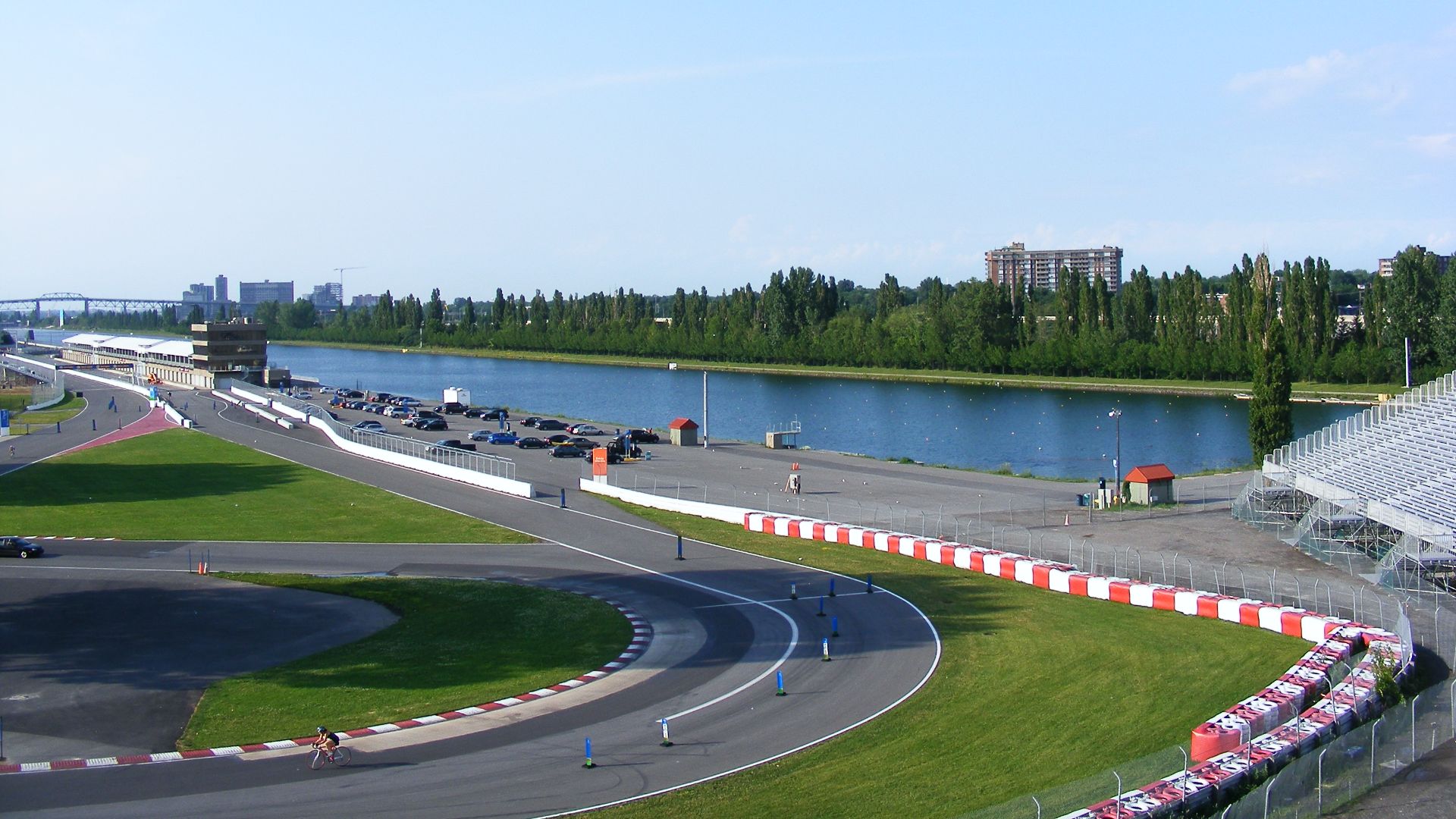 File:Circuit Gilles-Villeneuve Bassin Olympique.jpg