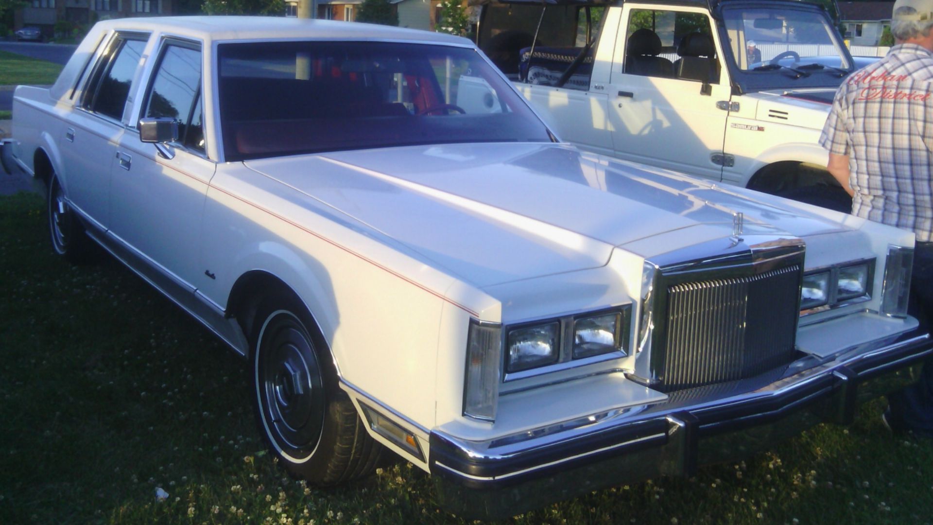 File:'83-'84 Lincoln Town Car (Auto classique Combos '14) & '12-'14 Toyota Camry.jpg