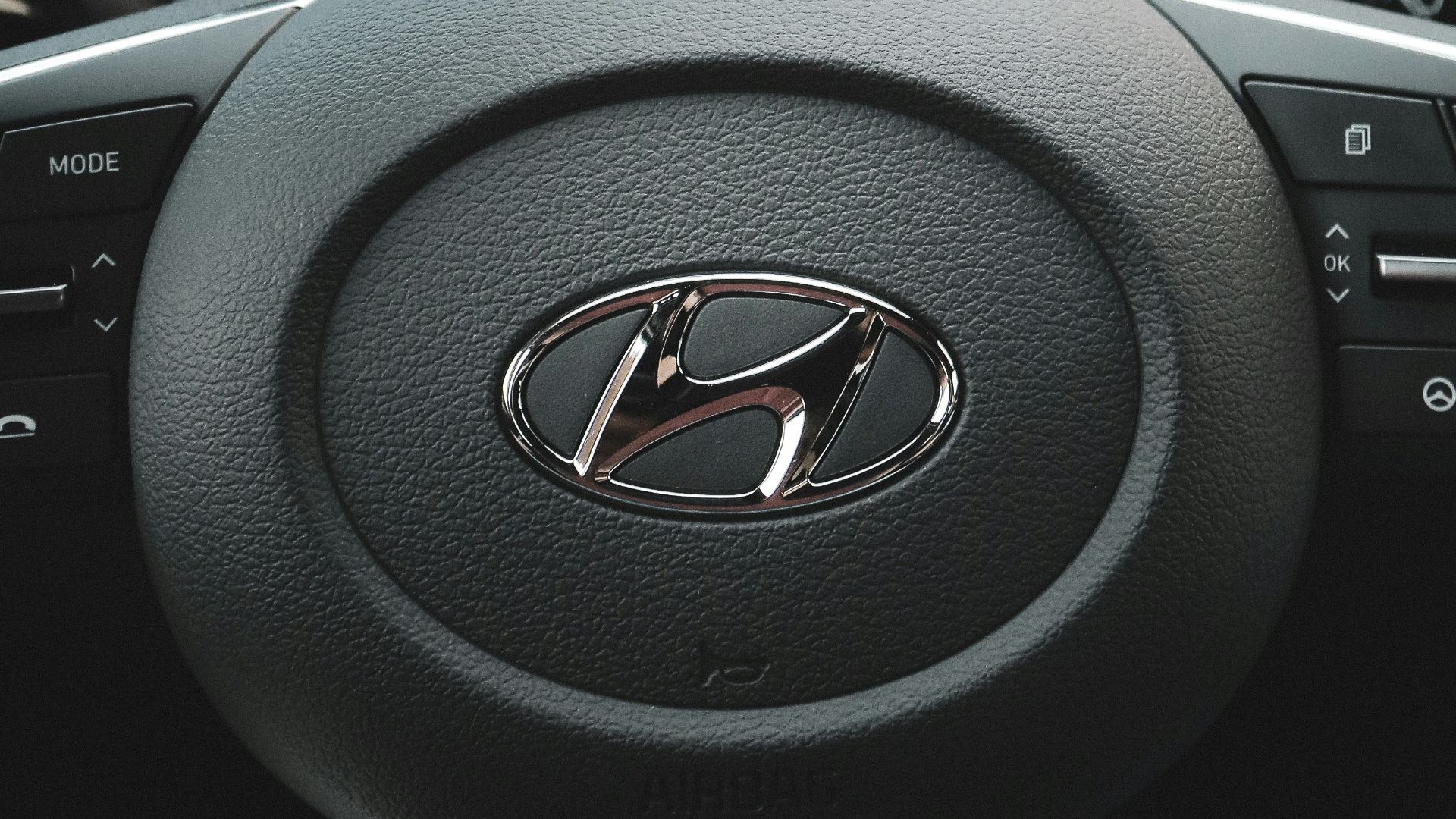 black Hyundai steering wheel