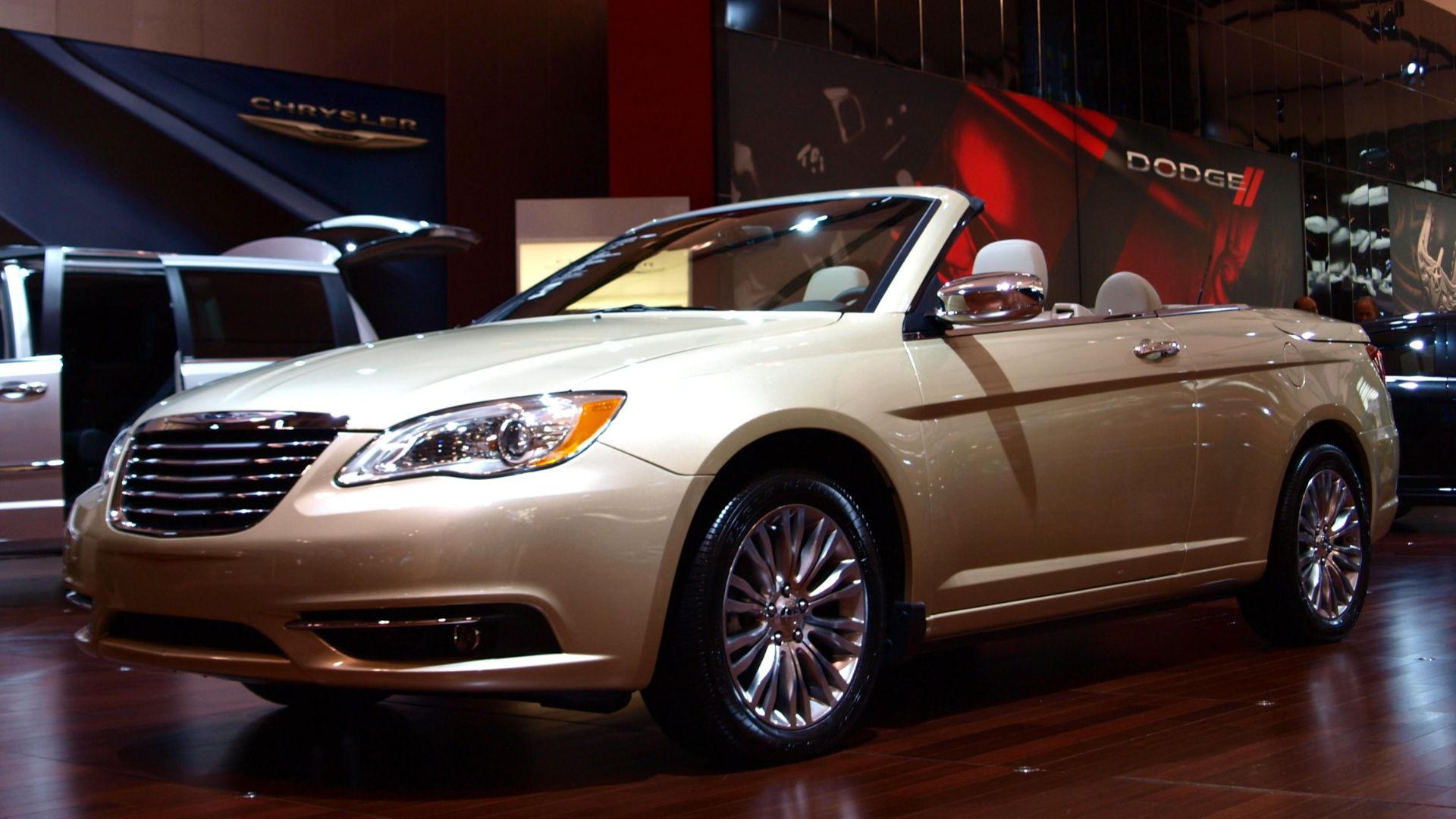 File:2011 Chrysler 200 Convertible at Canadian Auto Show.jpg