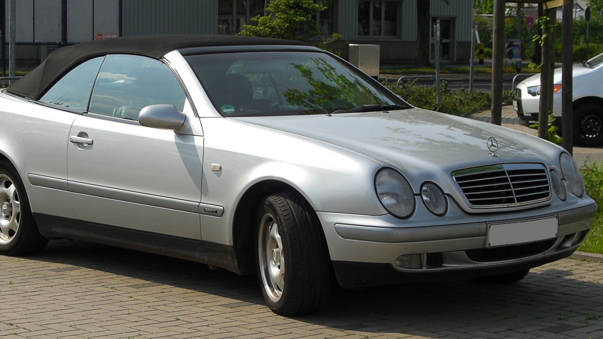 File:Mercedes-Benz CLK 200 Cabriolet Sport (A 208) – Frontansicht, 30. April 2011, Hilden.jpg
