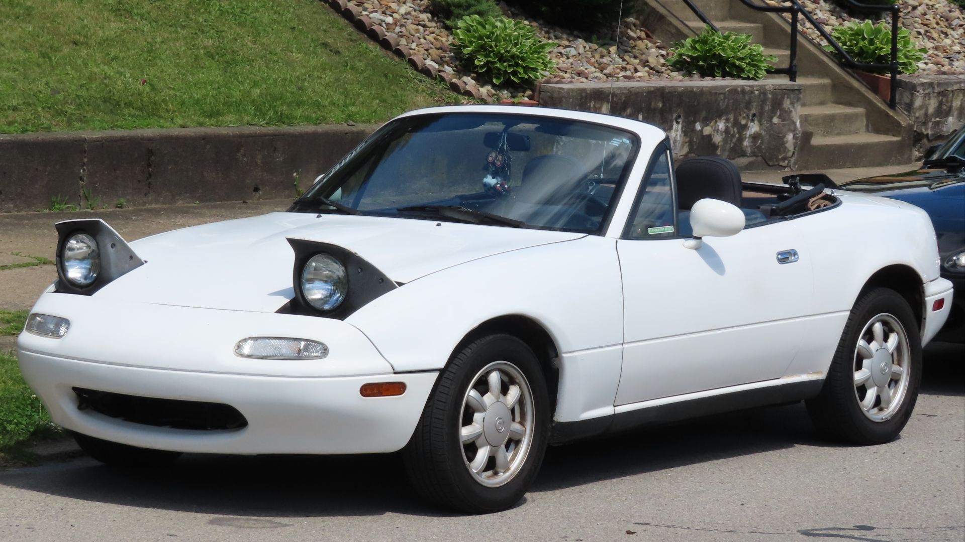 File:1990 Mazda MX-5 Miata, front left, 06-08-2024.jpg