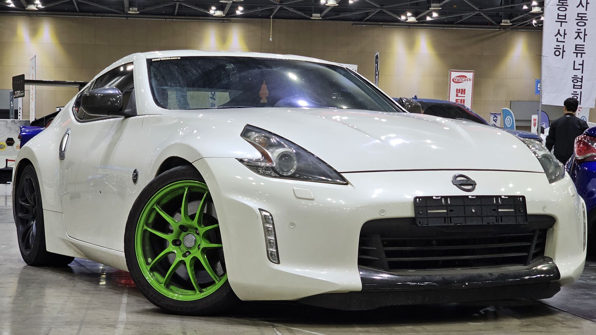 File:Nissan 370Z Nismo Brilliant White Pearl (4).jpg