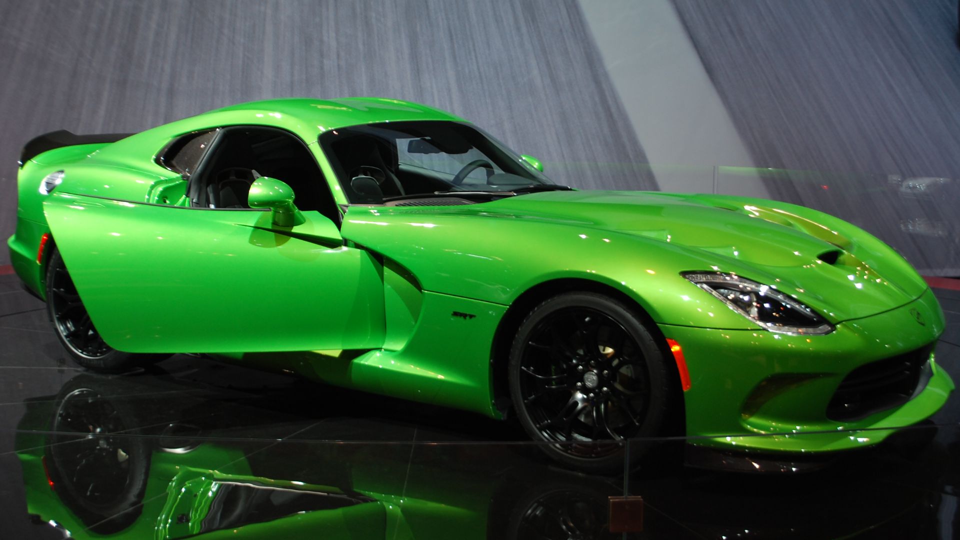 File:2015 Dodge Viper (12487555834).jpg