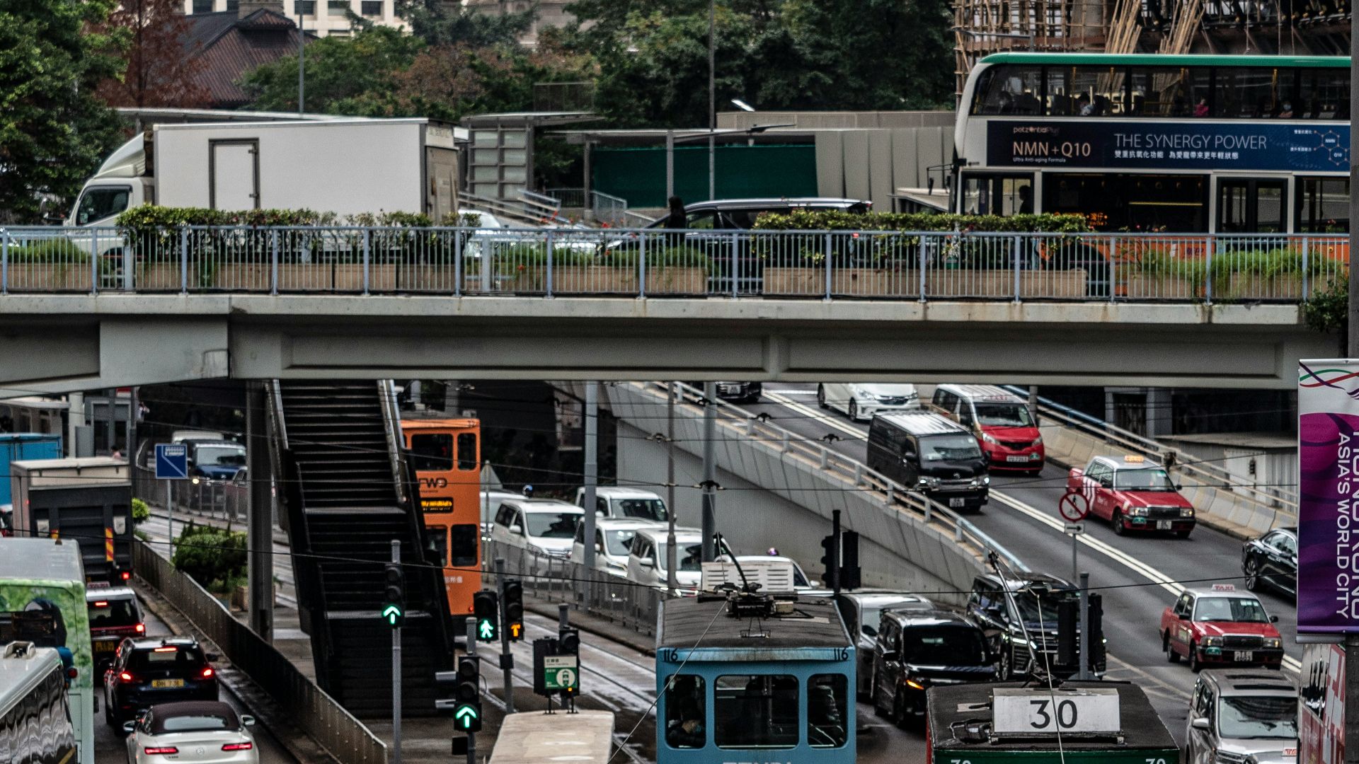 a city street filled with lots of traffic