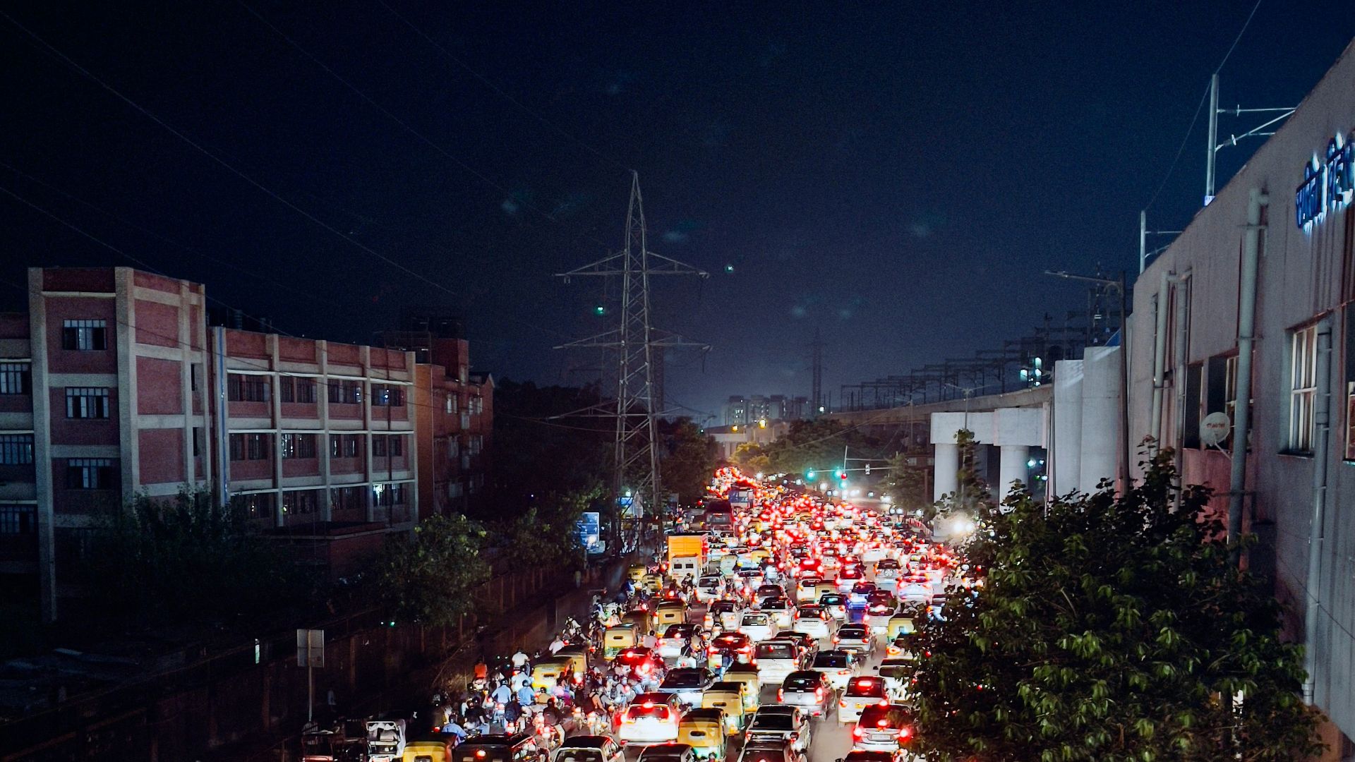 a busy city street filled with lots of traffic