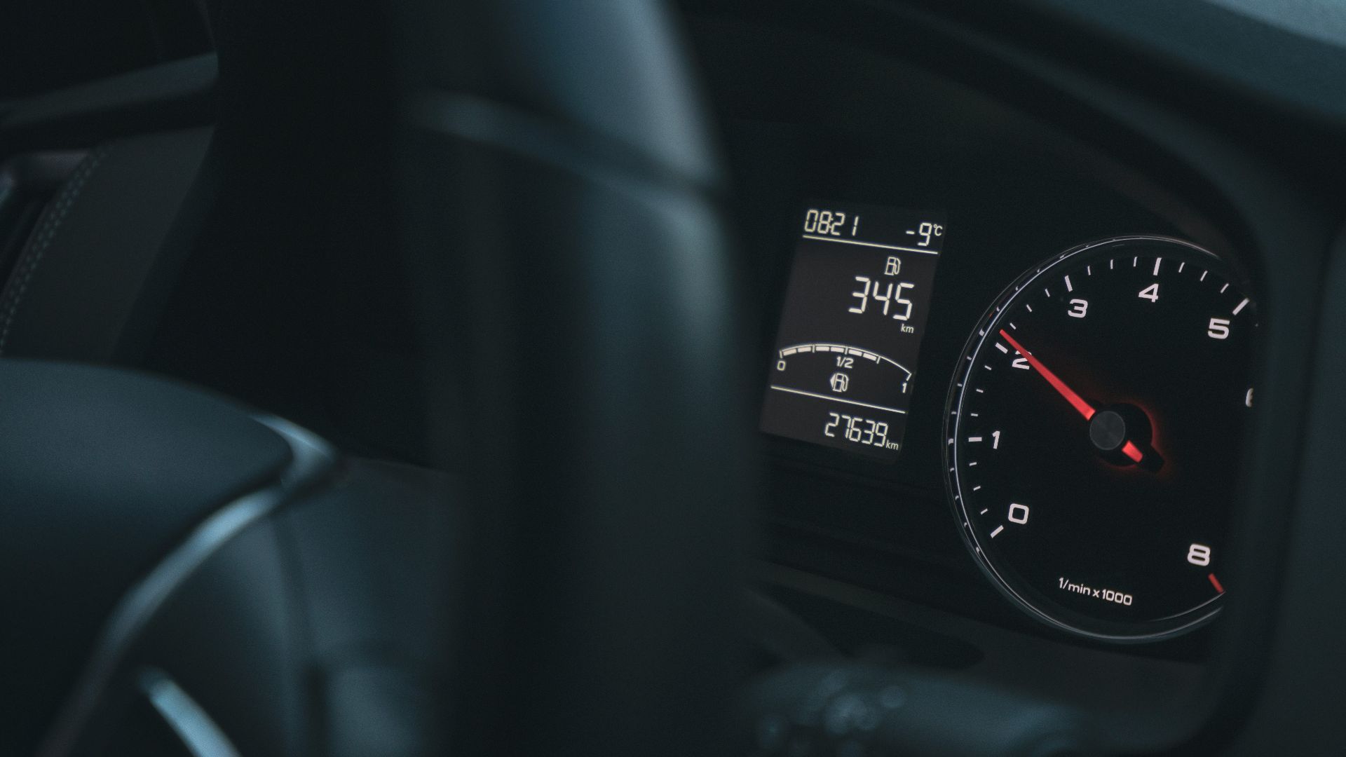 black analog vehicle speedometer