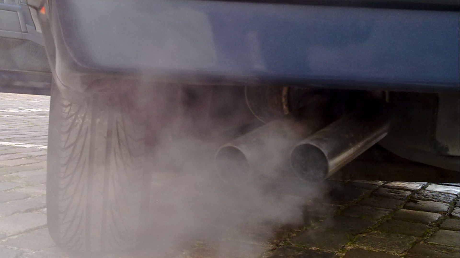 File:Automobile exhaust gas.jpg